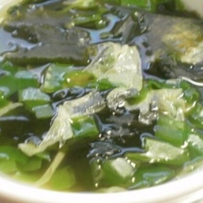夕食の肉料理にこのスープが美味しかったです。ごま油の風味がわかめと湯葉にマッチするのですよね～＾＾ｖ。